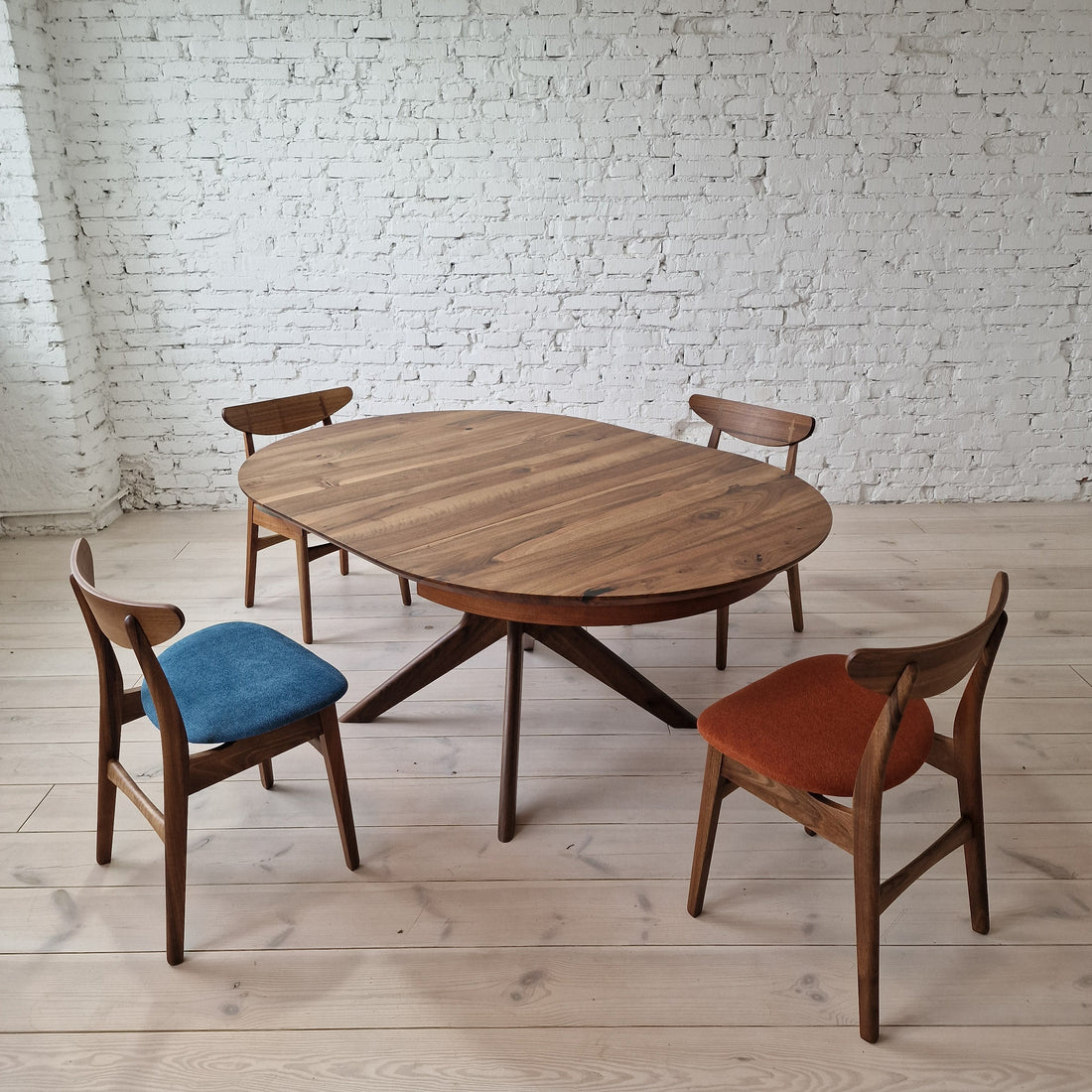 Table à manger ronde extensible en noyer Bibi 