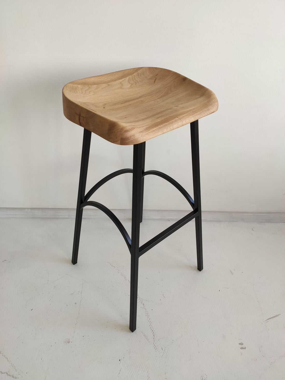 Tabouret de bar bistro Phillip en noyer massif 