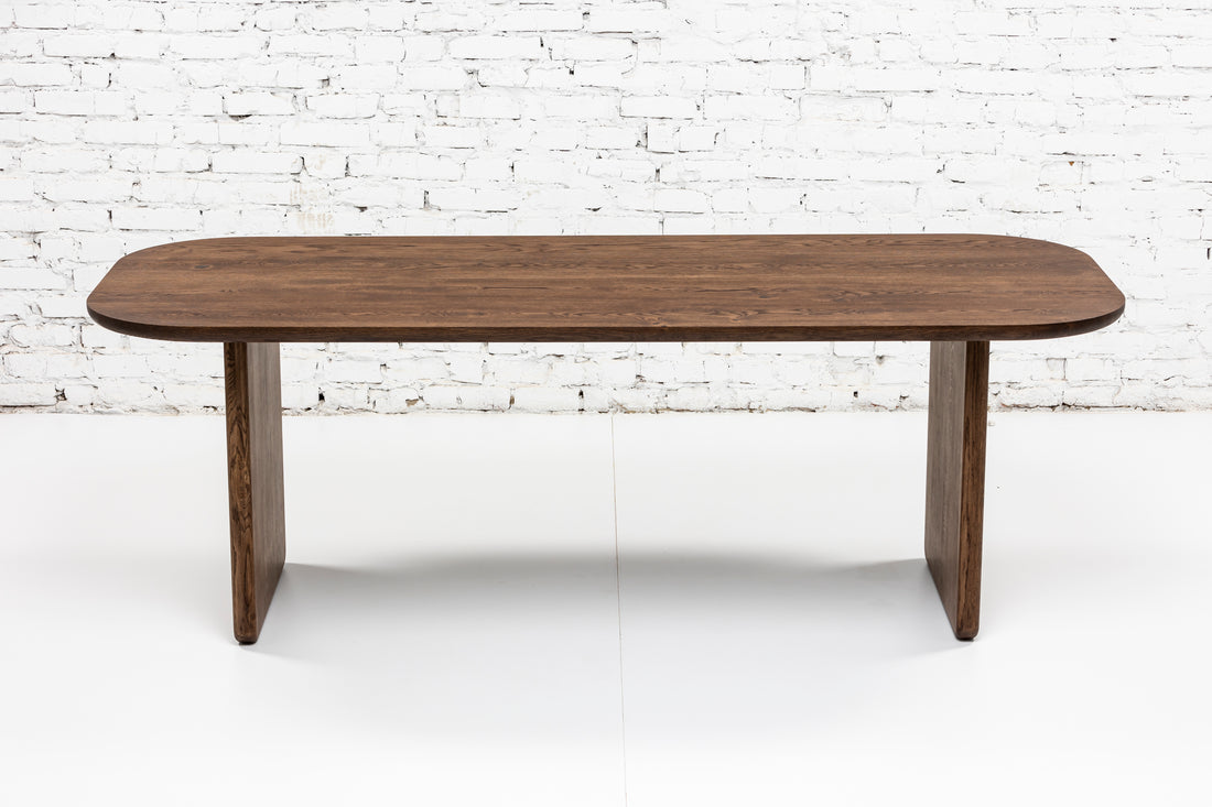 Heba Table à manger en Chêne Foncé Dark Oak - 140 x 80 cm / 5 places 160 x 80 cm / 6 places 180 x 90 cm / 7 places 200 x 100 cm / 8 places 220 x 100 cm / 9 places 240 x 100 cm / 10 places 300 x 100 cm / 12 places Taille sur mesure - écrivez-nous à contact@s10home.com par S10Home